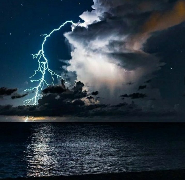 clicks1222's tweet photo. U will meet 2kinds of people in life,Ones who build u up &ones who tear u down.But in the end u'll thank them both
#sunset #photooftheday #photography #photolover #light #spectacular_shot #spectacular #Lightning #beachphotography #sunsetsniper #sunsettingsky #sunset_capture https://t.co/JJ1MNtfj5J