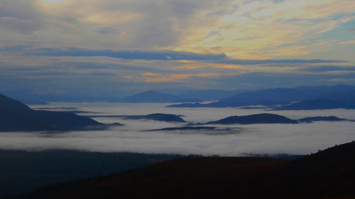 Well worth this afternoons stroll up #MeallaBhuachaille to see this temperature inversion over the #RiverSpey in the #Cairngorms