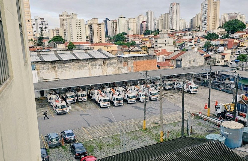 TricolorNaRaiv's tweet photo. Uma questão que merece destaque é a alegação de que toda a equipe da Enel está nas ruas. No entanto, uma conhecida que reside ao lado de um dos postos da Enel tem a garagem repleta de viaturas. Isso levanta algumas questões interessantes, não acha? SP2 Enel https://t.co/ozL2lpoaf1