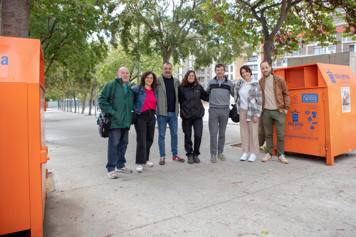 jordi_ballart's tweet photo. 👕Aquest matí m'he acostat a un dels punts de recollida de roba per col·laborar a la campanya "Treu-te la roba" que l’Ajuntament organitza amb @ecoINSERCIO i Fundació Formació i Treball. 

ℹ️Si voleu portar-hi roba, encara teniu temps fins el dissabte 18 de novembre! #Terrassa https://t.co/Xw0SPHjRxl