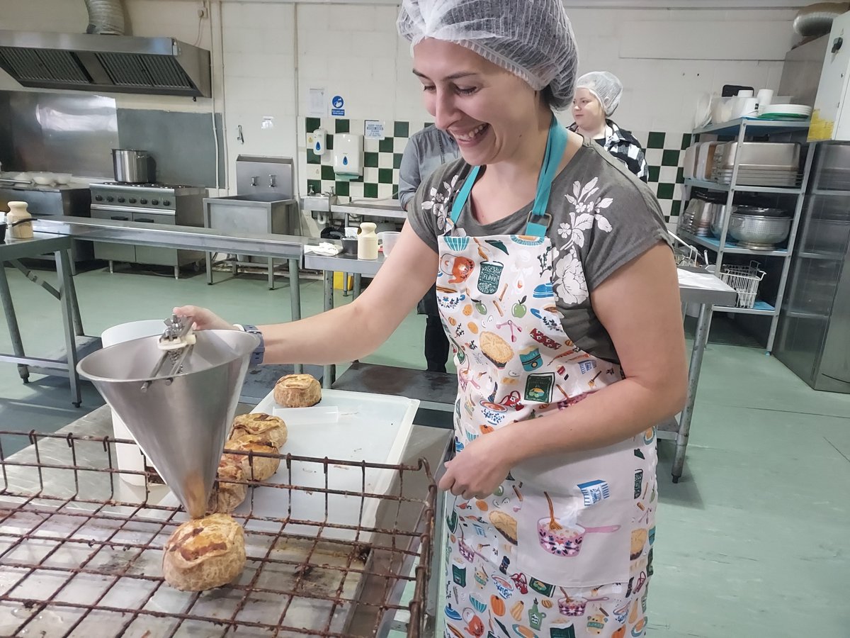 BrocklebysPies's tweet image. Yey it&apos;s the weekend! That means there&apos;s more time to enjoy making the things you love.... Anyone for hand raised pork pies and handmade bread?  You can learn how to with us at one of our food experiences!

#makeaporkpie  #porkpieworkshop #breadmakingclass #foodexperiences