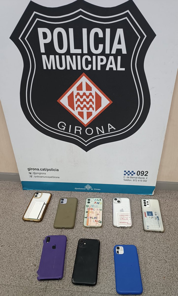 Aquesta matinada agents de paisà han detingut, a fires,  a 4 joves per delictes de furt de mòbils iPhone, recuperant 11 aparells sostrets. 
Si algú de vostès, reconeix algun dels telèfons que es mostren, poden trucar al 092.
Gràcies per la seva col·laboració.