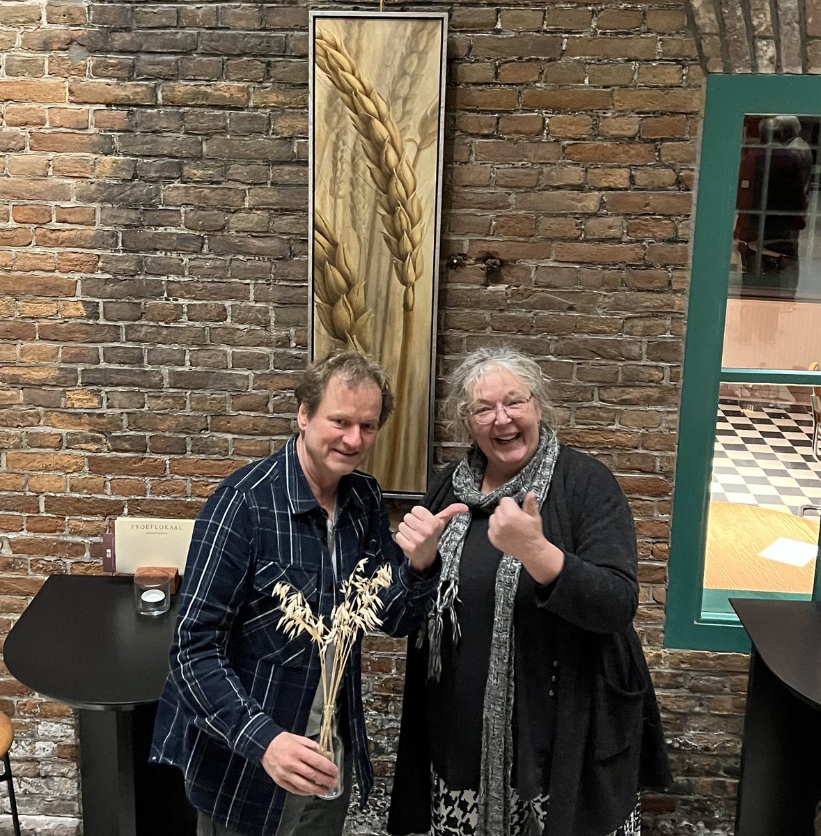 Graandiner in De Oude Remise in #badnieuweschans met ⁦⁦<a href="/FrankWesterman9/">@FrankWesterman</a>⁩ schrijver van de #graanrepubliek met schilderijen van Anuschka de Smidt.