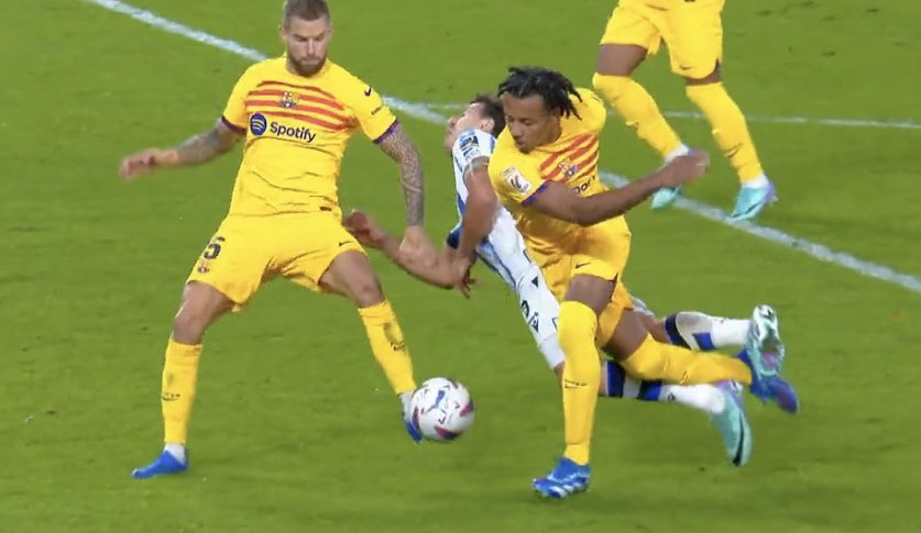 JCLAROS_'s tweet photo. El robo de esta noche en San Sebastián también es de escándalo. Los pagos rinden su fruto todavía.

El carnicero que juega de gratis al no ser expulsado termina anotando el gol del gane. Encima les evitan la fatiga de pitarles un claro penal.

Son sucios. https://t.co/zx2g49A33i