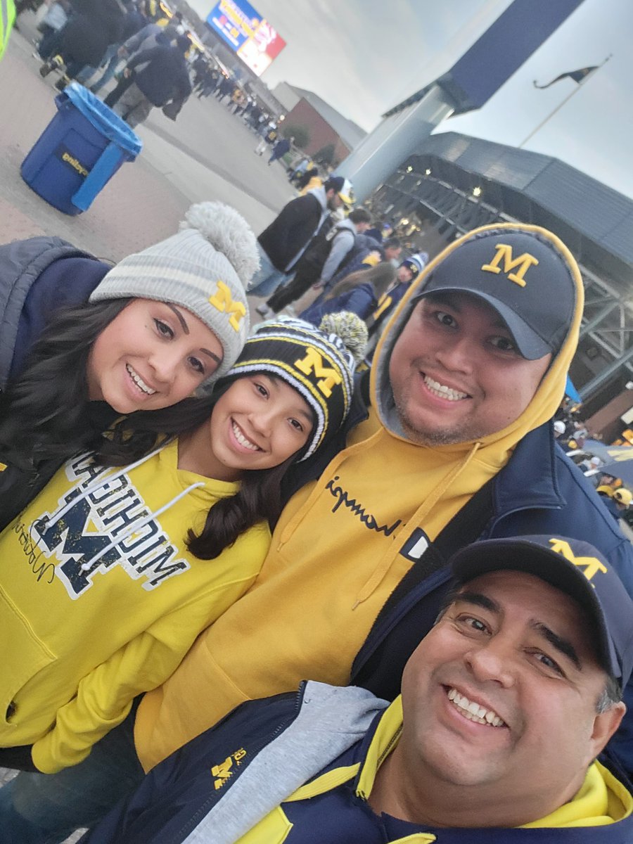 vcoron33's tweet photo. GO BLUE!  
#BIGHOUSELIVE https://t.co/yAEy8G6Nmn