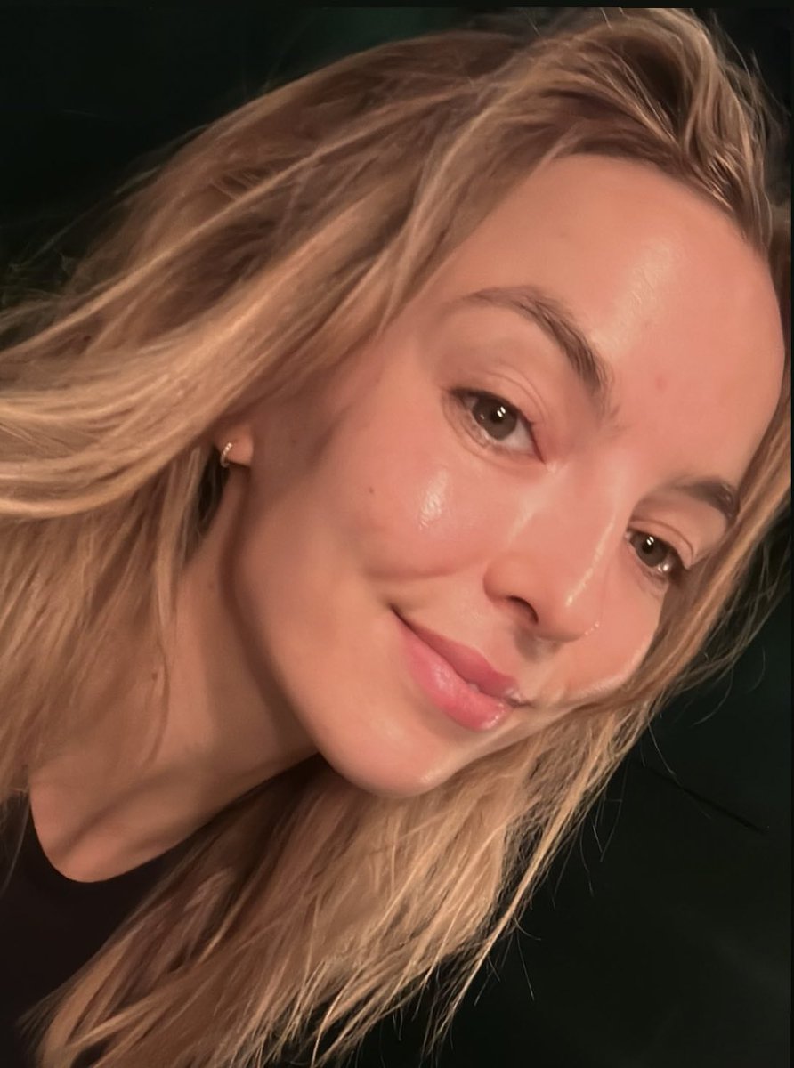 jodiecomerstan's tweet photo. i’m obsessed with her https://t.co/q9P2FwodjR