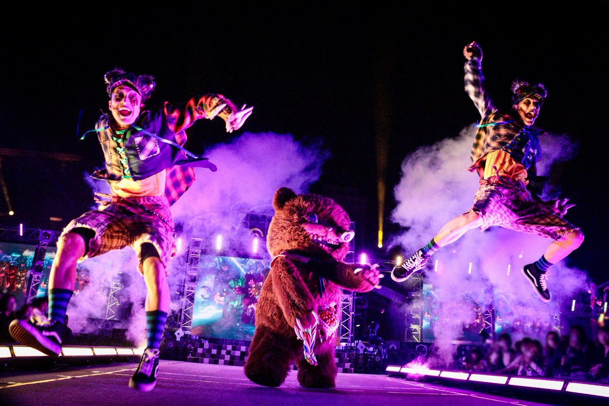 dosukoi_tanu's tweet photo. グラマシー ゾンビデダンス 

ハミクマダンサーさん昨日もいい飛びっぷりでした♡

#ホラナイ #ハミクマ #USJファン  #ゾンビデダンス https://t.co/aGODytM3za