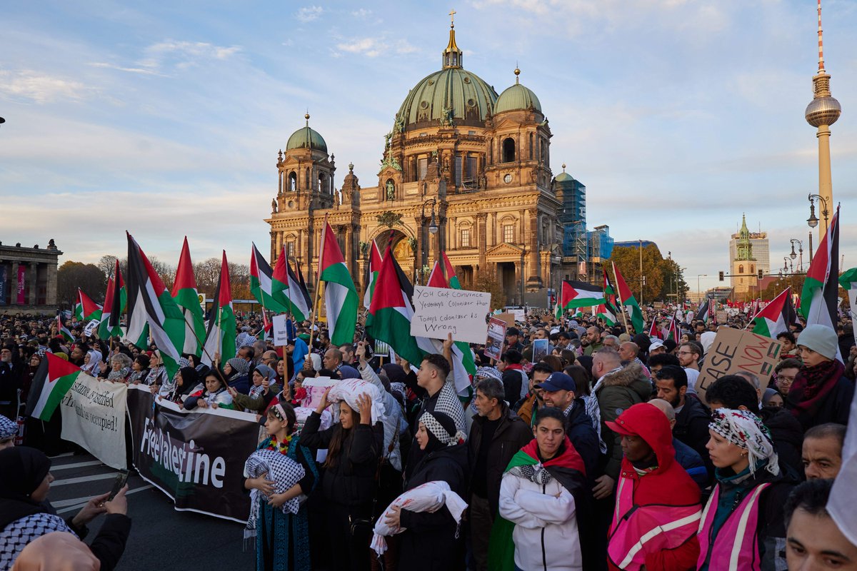 jannibal_'s tweet photo. Das Bild des bestiegenen Neptunbrunnens, auf dem die Palästina-Flagge weht, ist für mich symbolisch: Wir können noch so oft die Staatsräson beschwören, zum Schutz „jüdischen Lebens“ aufrufen und das Brandenburger Tor mit den Farben der israelischen Fahne bestrahlen, aber die Demos im Bundesgebiet und Berlin zeigen: Wir sind nicht mehr. 

Die Palästinademos mobilisieren weitaus mehr Menschen – und weitaus jüngere. Muslime sind nicht nur jetzt schon auf den Straßen in Überzahl, sondern sie werden auch immer mehr, nicht nur wegen der Netto-Zuwanderung, sondern auch wegen höherer Geburtenraten in einer alternden Gesellschaft. An diesen Palästinademos zeigt sich außerdem, dass Blutsverwandtschaft, Glaubenszugehörigkeit und Familiengeschichte mehr zählen als ein eingefordertes Bekenntnis zu Deutschland (oder gar Israel). Und dass es in großen Teilen identitärer arabischer Communities keinerlei Auseinandersetzung mit Hamas oder kritisches Bewusstsein für den Nahostkonflikt gibt. Blut ist dicker als Wasser, Integration viel zu oft 'ne Lebenslüge und am Ende ist's auch einfach eine Frage der Demographie. Die critical mass, die Kipppunkte sind aber vielerorts erreicht und, ich befürchte, unumkehrbar. 

Dazu gibt es schon lange Schulterschlüsse ins antirassistische und linke Milieu, die die intellektuelle Vorfeldarbeit leisten und sie gerade medial-akademisch legitimieren. Das Problem wird in kommenden Jahren größer und nicht kleiner werden, und durch ein modernes Staatsbürgerschaftsgesetz und die Statistik zu politisch motivierter Kriminalität werden wir womöglich schon bald jene Zustände beobachten – und, kein Scherz, gleichzeitig erfahren, dass hier deutsche Staatsbürger rechte Straftaten begehen und antisemitische Parolen skandieren. #b0411