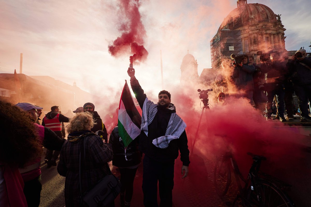 jannibal_'s tweet photo. Das Bild des bestiegenen Neptunbrunnens, auf dem die Palästina-Flagge weht, ist für mich symbolisch: Wir können noch so oft die Staatsräson beschwören, zum Schutz „jüdischen Lebens“ aufrufen und das Brandenburger Tor mit den Farben der israelischen Fahne bestrahlen, aber die Demos im Bundesgebiet und Berlin zeigen: Wir sind nicht mehr. 

Die Palästinademos mobilisieren weitaus mehr Menschen – und weitaus jüngere. Muslime sind nicht nur jetzt schon auf den Straßen in Überzahl, sondern sie werden auch immer mehr, nicht nur wegen der Netto-Zuwanderung, sondern auch wegen höherer Geburtenraten in einer alternden Gesellschaft. An diesen Palästinademos zeigt sich außerdem, dass Blutsverwandtschaft, Glaubenszugehörigkeit und Familiengeschichte mehr zählen als ein eingefordertes Bekenntnis zu Deutschland (oder gar Israel). Und dass es in großen Teilen identitärer arabischer Communities keinerlei Auseinandersetzung mit Hamas oder kritisches Bewusstsein für den Nahostkonflikt gibt. Blut ist dicker als Wasser, Integration viel zu oft 'ne Lebenslüge und am Ende ist's auch einfach eine Frage der Demographie. Die critical mass, die Kipppunkte sind aber vielerorts erreicht und, ich befürchte, unumkehrbar. 

Dazu gibt es schon lange Schulterschlüsse ins antirassistische und linke Milieu, die die intellektuelle Vorfeldarbeit leisten und sie gerade medial-akademisch legitimieren. Das Problem wird in kommenden Jahren größer und nicht kleiner werden, und durch ein modernes Staatsbürgerschaftsgesetz und die Statistik zu politisch motivierter Kriminalität werden wir womöglich schon bald jene Zustände beobachten – und, kein Scherz, gleichzeitig erfahren, dass hier deutsche Staatsbürger rechte Straftaten begehen und antisemitische Parolen skandieren. #b0411
