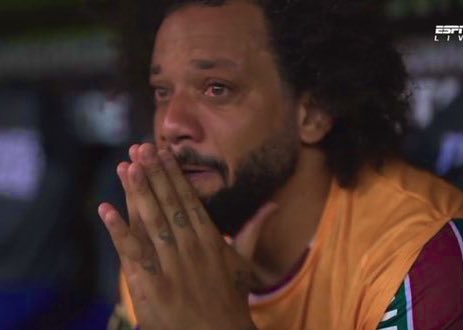 Marcelo ganó todo con el equipo más grande del mundo, Real Madrid, y miren como disfruta y llora el gol que le está dando una Copa Libertadores. 
Mis respetos, crack!