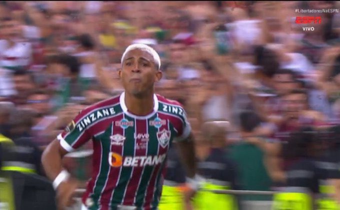 FEZ O GOL 

FOI PRA TORCIDA E FOI EXPULSO 

ELE É MUITO FODA KKKKKKKK