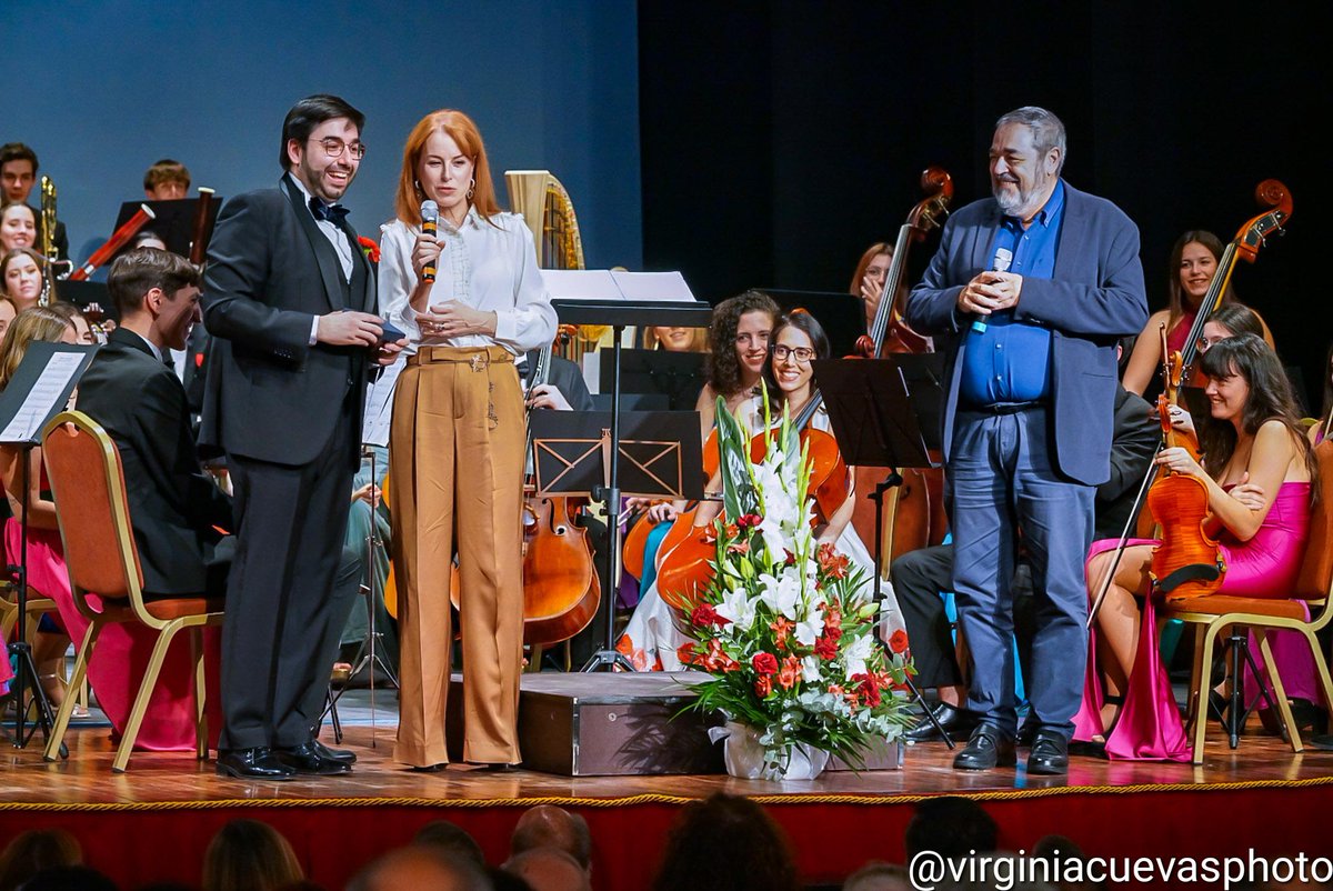 VirCuevas79's tweet photo. @MonsalveErnesto y la @JOSValladolid  reciben una placa del @TEATROZORRILLA en nombre de su director @cornejoteatro a todo su trabajo que lucirá en una de nuestras butacas.
#josva
#20añosjosva https://t.co/qnVzoTu9lp