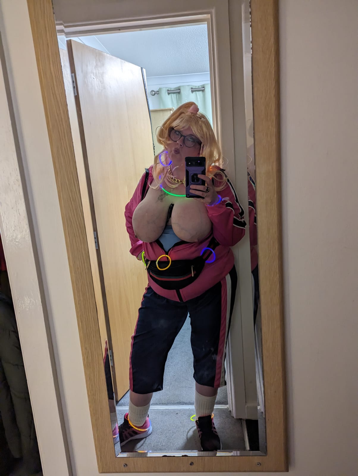 1 pic. Girly weekend at Butlins Noughties Weekend. Its fancy dress tonight! Thought I would give you all a peek 👀 👅 😛 😝 @ilove_bigtits @octaviotorres18 @Findompromo_7 @xAliNikx @maturetsceline @Ssbbw16416774 @itslatinotimeto @xDonnaX_xxx @BigBangers888 @huge_sexy https://t.co/4VuPzzXHyt