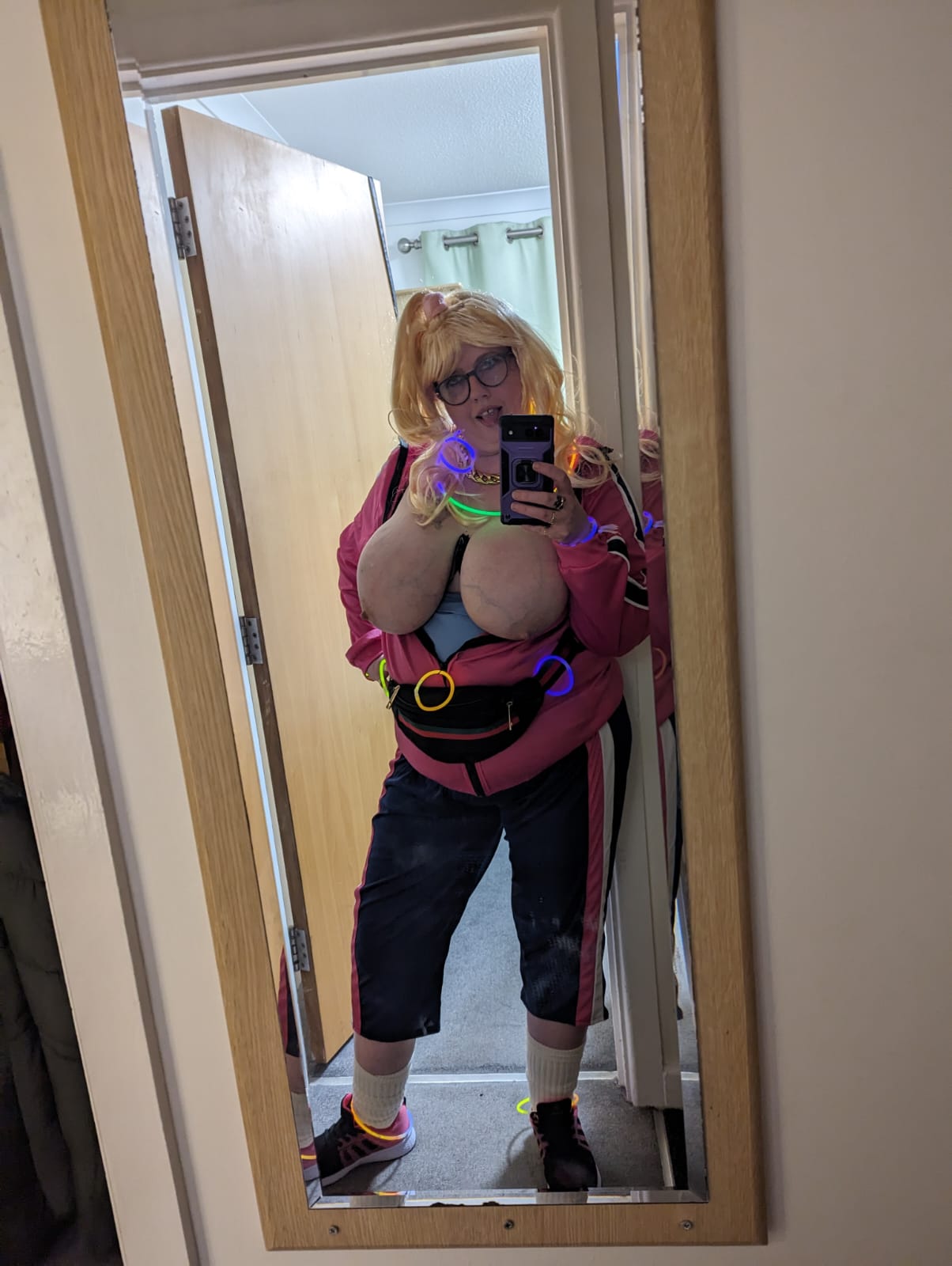 2 pic. Girly weekend at Butlins Noughties Weekend. Its fancy dress tonight! Thought I would give you all a peek 👀 👅 😛 😝 @ilove_bigtits @octaviotorres18 @Findompromo_7 @xAliNikx @maturetsceline @Ssbbw16416774 @itslatinotimeto @xDonnaX_xxx @BigBangers888 @huge_sexy https://t.co/4VuPzzXHyt