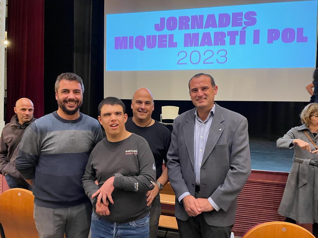 Aquesta tarda, a @RodadeTer, amb un teatre Eliseu ben ple, hem pogut veure el documental 'Si el vers fos un refugi. L'Arnau', dedicat a l'Arnau Baulenas, que ens ha donat una lliçó de vida, d'inclusió i autosuperació.
@fundaciommp #JornadesMMP2023 @lletrescatalanes
@cultura_cat