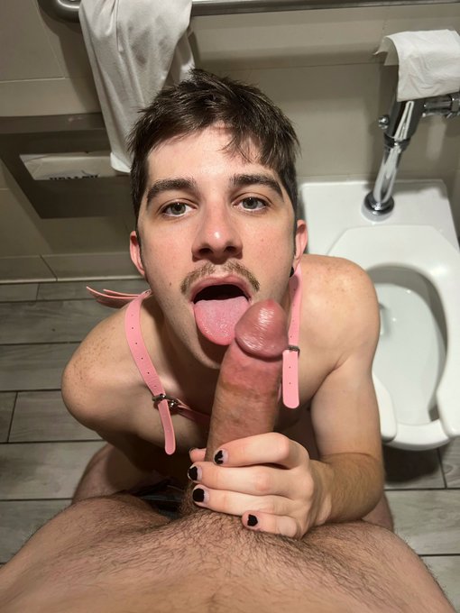 i sucked &amp; got fucked good in this public bathroom last night 🤤 https://t.co/wVFiIGpfDQ<a href="/tag/folsom"class="tags"><span>#folsom</span></a>