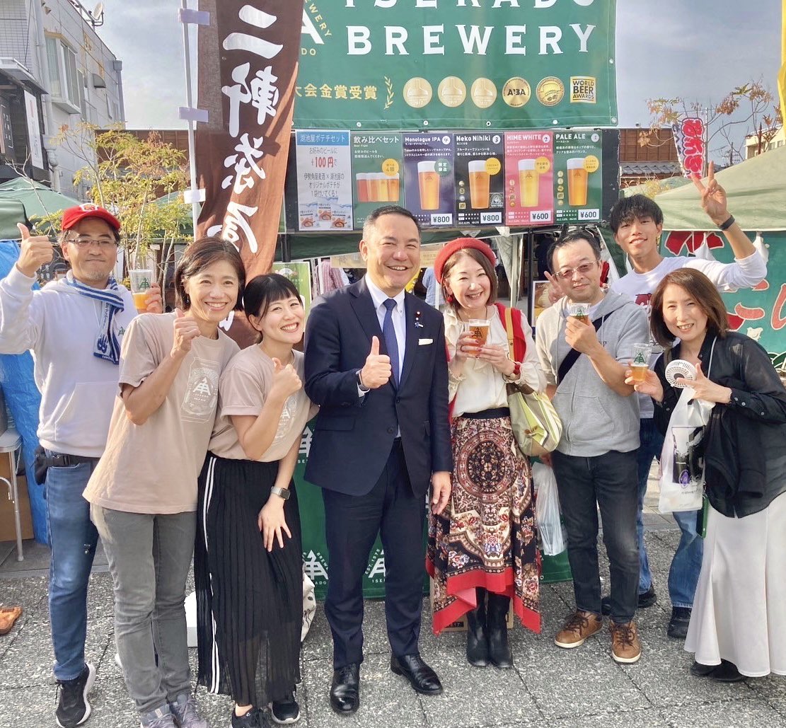 eikeisuzuki's tweet photo. 4日も盛りだくさん😃全国からハーレーダビッドソン愛好家が集結し、キャンプをして交流を楽しむ日本一のハーレーイベント「VIBESミーティング」が尾鷲市で開催❗️毎年約5000台が集結👍私は、三原じゅんこ参議院議員を会長とする党二輪ＰＴ事務局長で、オートバイ議連にも所属し、「二輪を応援する国会議員🏍️」として歓迎のご挨拶に。夜だったので、ハーレーの写真ありませんが💦。ものすごいテンションで最高でした🎉全国の皆様をもてなすため、約70のブースが出店され、地元の美味しい食を提供されていました。会場付近では、裏千家三重南支部の皆様が、全国の皆様にお茶をふるまわれていましたので、三重県茶業協会の顧問をさせていただいておりますのでご挨拶。私が手に持っている器は、今回オリジナルでつくられたハーレーの絵が描かれたものです。

日中は、食の神様である外宮の前で開かれた「伊勢楽市」。今年で44回目。今回は45店舗の地元の美味しい食を提供する皆様が出店。晴天にも恵まれ、大賑わいでした😊

ランチは、地元で長年愛される「伊勢っ子寿司」さんへ！とってもたくさんの種類がのっている名物の「海鮮丼」をいただきました🙏新鮮で、かつボリュームもあり、かなり満足の一品です😊😊

午後は、小林議長はじめ、先月町議選を終えた玉城町議の有志の皆様が、事務所にお越しいただき、意見交換。動物愛護、部活の地域移行、道路整備、防災対策、農業の担い手支援、給食費無償化などについて貴重なご意見をいただきました。

その後、伊勢市内にて、中川正美県議、野村保夫県議、品川伊勢市議会議長、辻市議、中村いさお市議にご一緒いただきました。いろんなイベントでにぎわう伊勢市の中、通りかかる多くの車の中から、たくさん手を振っていただき、激励いただきました。