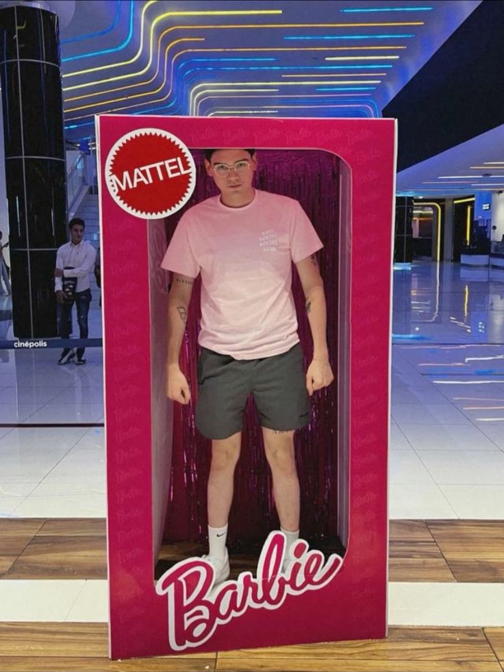 esekrak's tweet photo. Este muñecote no cabe en la caja. https://t.co/XMfVGv5D5Y