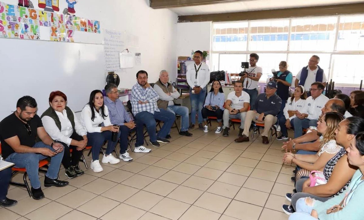participaleon's tweet photo. ¡En #León trabajamos juntos por la ciudad que todos soñamos!

Hoy en las mesas de acuerdos de #MiBarrioHabla tomamos decisiones en conjunto con la ciudadanía para solucionar las necesidades y problemáticas de su colonia. 

¡Porque en León vamos con todo! 🦁

@alegutierrez_mx https://t.co/EY97WOJN2s