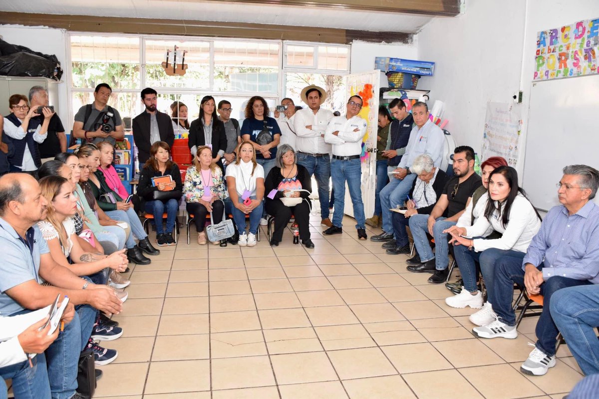 participaleon's tweet photo. ¡En #León trabajamos juntos por la ciudad que todos soñamos!

Hoy en las mesas de acuerdos de #MiBarrioHabla tomamos decisiones en conjunto con la ciudadanía para solucionar las necesidades y problemáticas de su colonia. 

¡Porque en León vamos con todo! 🦁

@alegutierrez_mx https://t.co/EY97WOJN2s