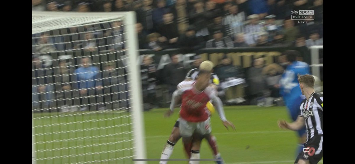 Arsenalnewschan's tweet image. 🗣️Legendary #Arsenal defender Martin Keown: "Anywhere else on the pitch thats a foul from Joelinton on Gabriel. Two hands on his back. Thats why Gabriel is stooping. There may have been an offside. Virtually everything is wrong with this goal that you can think of." 💯