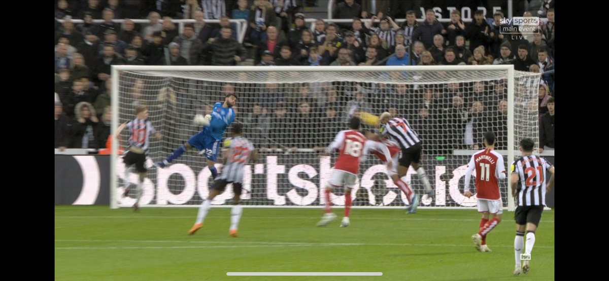 Arsenalnewschan's tweet image. 🗣️Legendary #Arsenal defender Martin Keown: "Anywhere else on the pitch thats a foul from Joelinton on Gabriel. Two hands on his back. Thats why Gabriel is stooping. There may have been an offside. Virtually everything is wrong with this goal that you can think of." 💯