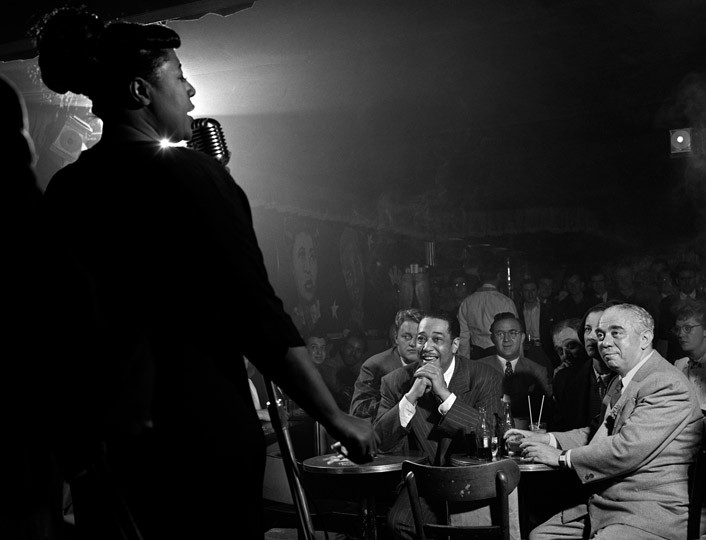 #EllaFitzgerald, Stan Hasselgard, #DukeEllington, #BennyGoodman and Jack Robbins, Down Beat Club, New York, 1948

📸 Herman Leonard

#Jazz #JazzSketches #JazzPhoto #jazzhistory #JazzPhotography #jazzmusic