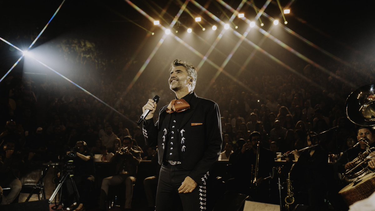 alexoficial's tweet photo. ¡GUADALAJARAAAAAAAAA! 🔥🔥🔥🔥🔥
No tienen idea de lo especial que es para mi el regresar a mi tierra.
Gracias por acompañarme a cantarle “Las Mañanitas” a mi chamaco @alexfernandez.g y por recibirnos de esta manera 🤍🙏🏼
No podríamos tener un mejor público que ustedes! 💥

Se fue la PRIMERA de TRES NOCHES en mi Guanatos y esto apenas va calentando!
¿A quién veo HOY? 👀