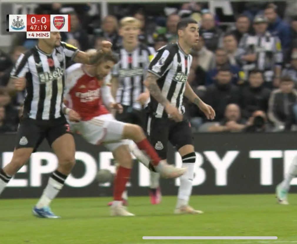 Arsenalnewschan's tweet photo. GET BRUNO GUIMARES OFF THIS FOOTBALL PITCH RIGHT NOW ❌ The guy has no discipline at all https://t.co/DcDpct2aGn