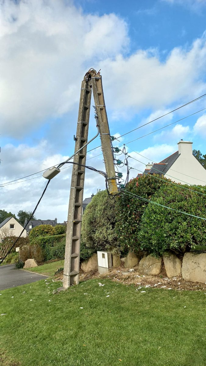 #tempeteCiaran Les opérations de réalimentation menées par nos équipes, et notamment les chantiers de réparation lourde, se poursuivent.
A 18h30, 134 000 clients bretons sont en attente de rétablissement :
69 000 (29)
28 000 (22)
5 000 (35)
32 000 (56)
