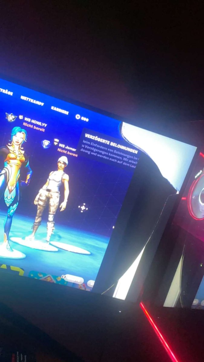 Digga <a href="/howlyy1/">WS howlyy</a> sein Monitor hat bisschen was abbekommen nachdem wir 50 runden offspawn gestorben sind 😂😭