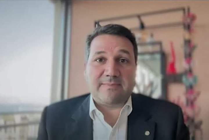 ألا يا سائلاً من ذا نديمُ
يُقالُ بأنَّهُ بهظٌ عظيمُ😂😂🤦‍♀️🤦‍♀️