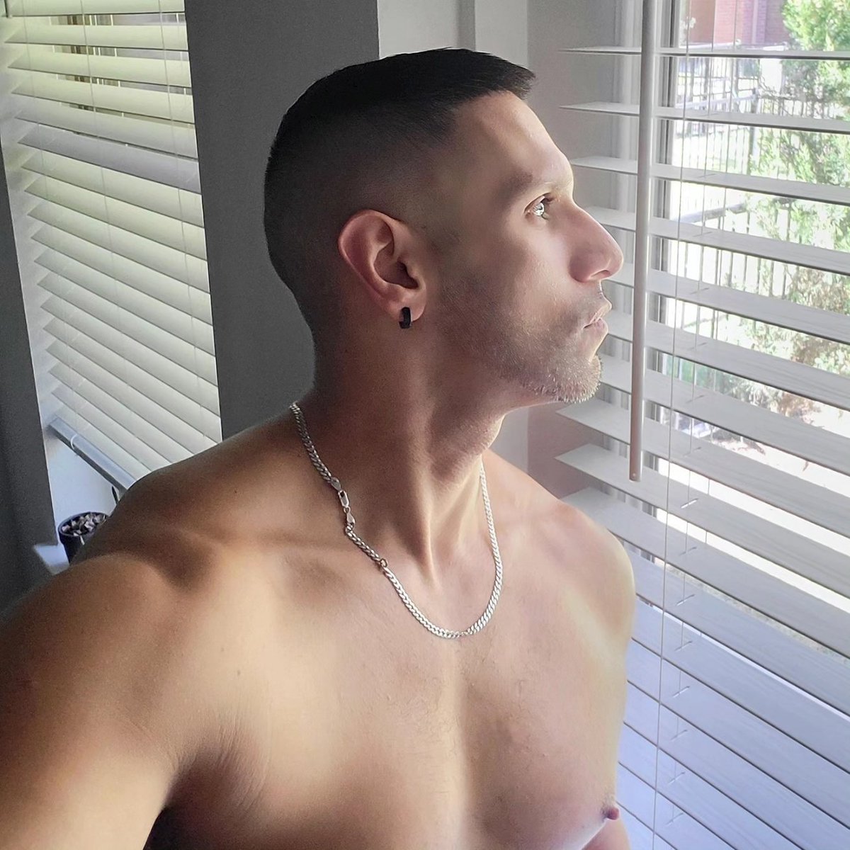EFranco39's tweet photo. Felt cute might delete later. #gay #gaysingle #naturalsunlight #bored https://t.co/n3OwMBHnqC