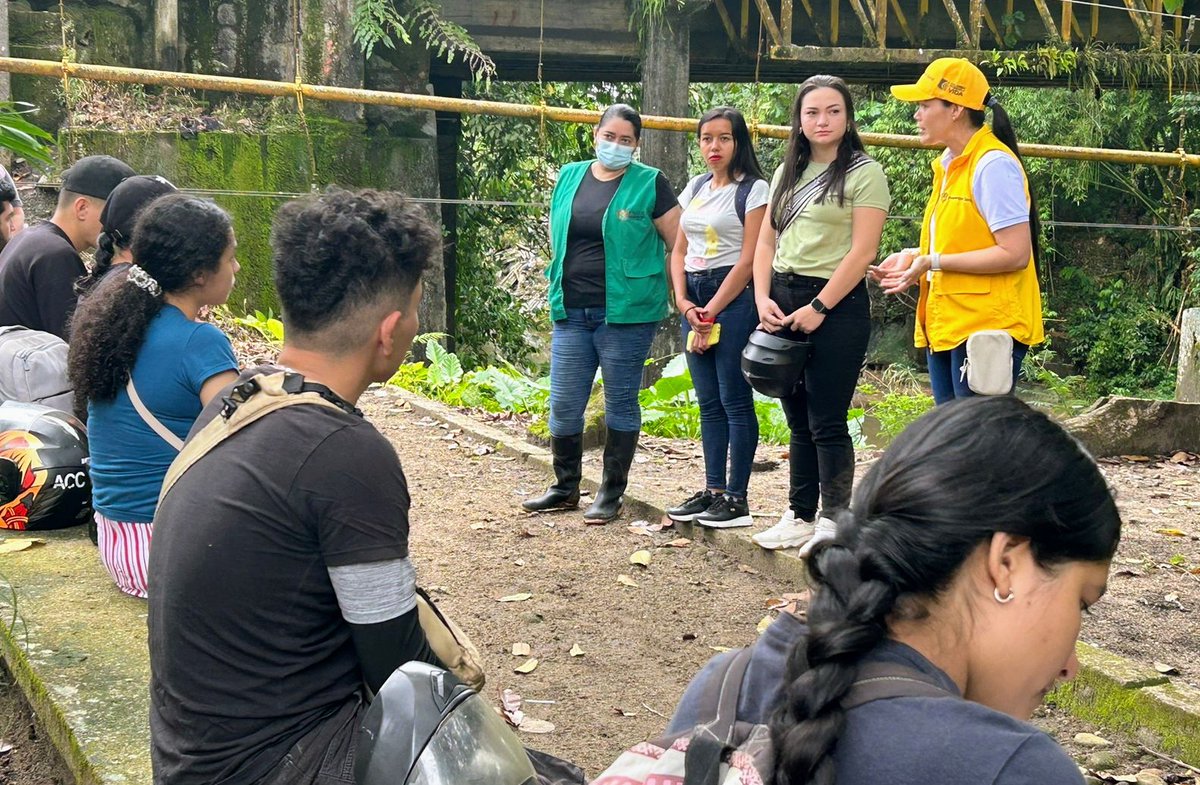 ProsperidadCol's tweet photo. Seguimos acompañando a los #JóvenesEnAcción en las actividades de voluntariado en varias regiones. Hoy estamos en Caquetá y Huila, en donde realizan limpieza de fuentes hídricas y sembratón de especies nativas. 
Nuestros jóvenes, sujetos activos del cambio que vive Colombia. https://t.co/QZitmtfLrm