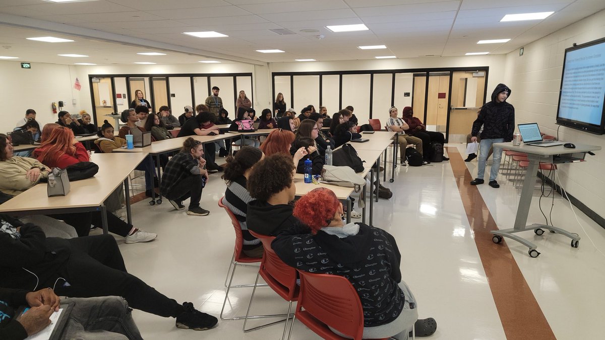 JanSchweizer324's tweet photo. Shoutout to the awesome @Evolve_Durfee scholars who presented final projects from #TLEs at the Term 1 Competency Exhibition! 🎉#studentcentered #CBE #PBL #DoingHSdifferently @BarrFdn @springpointEDU @FRPSsupt @frps_durfee https://t.co/5wi0zVYYsn