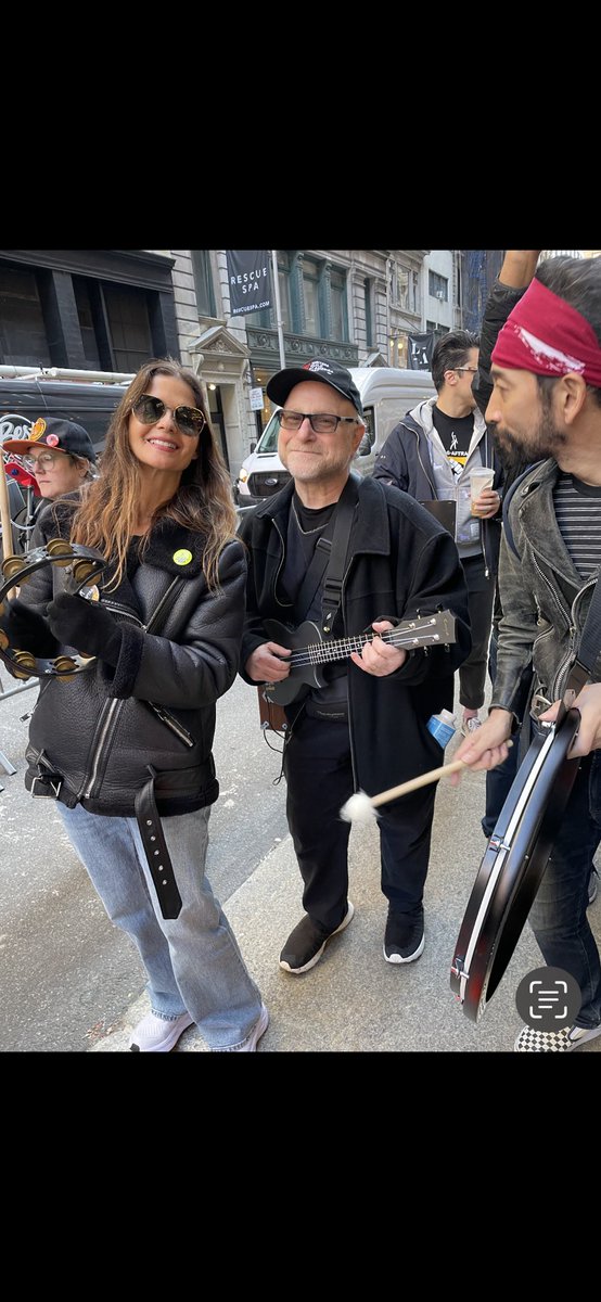 JillHennessy's tweet photo. Lotta cool folks showing up for a fair contract(not always easy)…thanks Dave, RF, Jun, Chris, Richie & Barry - #thesolidarities & @eholder 👍🏽 #SagAftraStrong #SAGAFTRAstrike https://t.co/h7tPYOiSmO