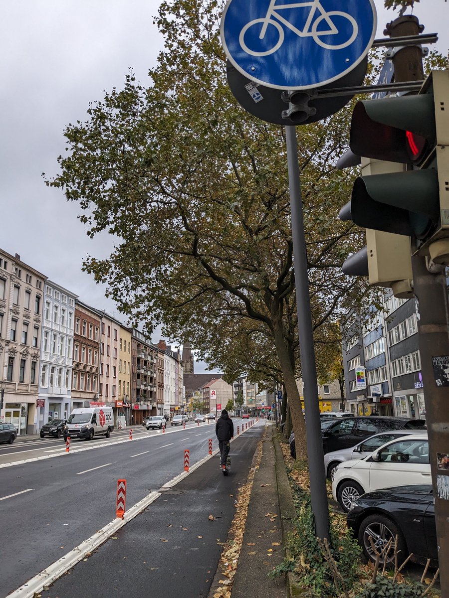 RadentscheidAC's tweet photo. Neue geschützte Radfahrstreifen auf der Jülicher Straße!

Wir freuen uns über die neuen breiten Radfahrstreifen auf der Jülicher Straße zwischen Hansemannplatz und Blücherplatz in beiden Richtungen. Das ist ein spürbarer Zugewinn an Sicherheit für alle Radfahrenden. https://t.co/BnEyUGa8eF