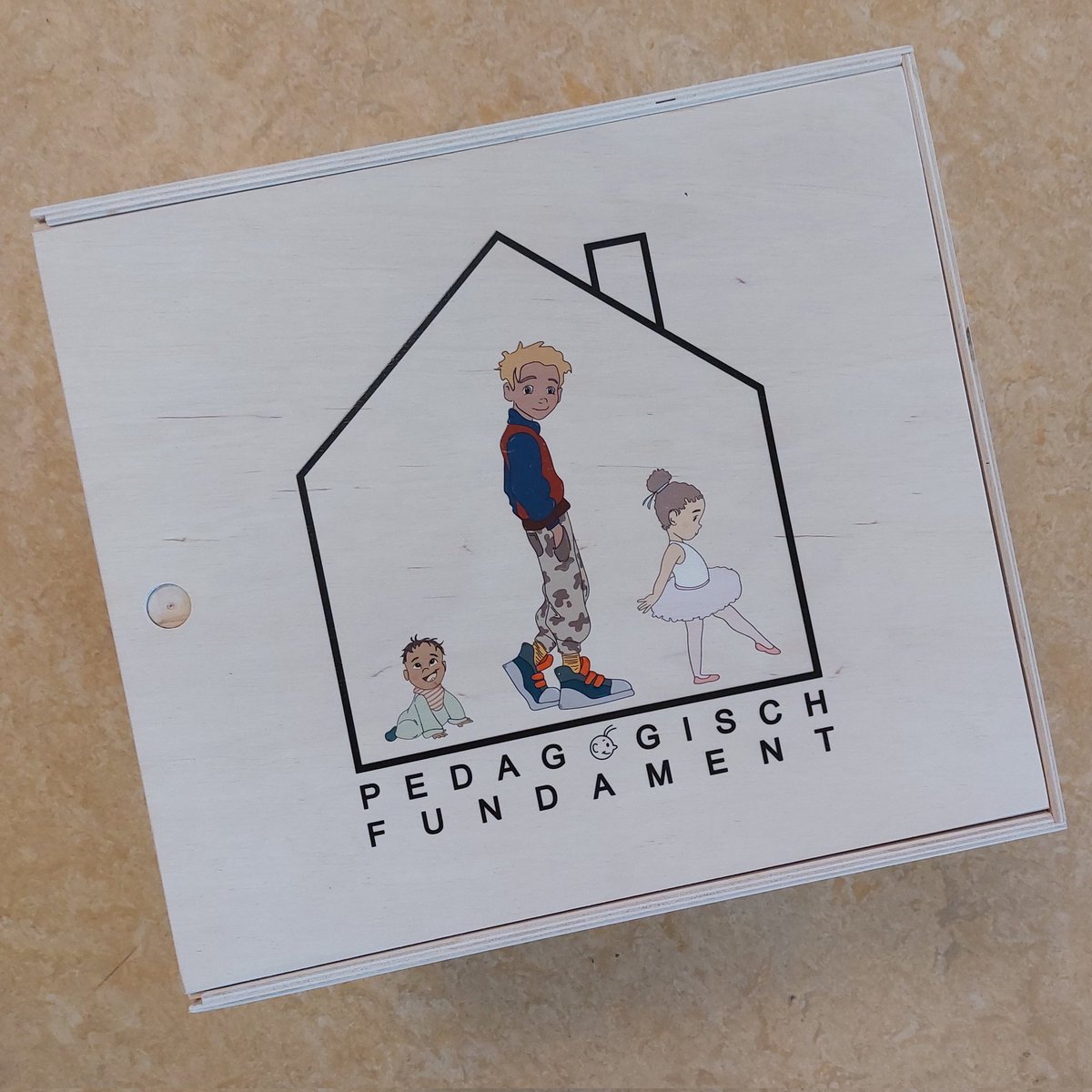 Binnen <a href="/KomKids/">KomKids Kinderopvang</a> werken we met alle medewerkers blijvend aan ons #pedagogisch #fundament. De box (foto) is gevuld met oefen- en #spelvormen waarin de 4 pedagogische #basisdoelen en #interactievaardigheden centraal staan.