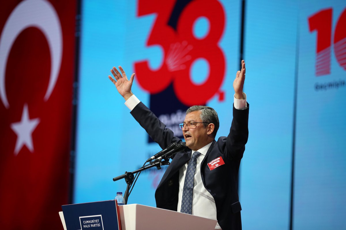 eczozgurozel's tweet photo. Cumhuriyetimizin 2'nci Yüzyılının ilk kurultayındayız...

"Biz ileri gitmezsek hiçbir yenilgi geride kalmayacak.

Bugün Türkiye'nin önü açılacak, CHP'nin ikinciliklere mahkumiyeti bitecek, Cumhuriyet Halk Partisi iktidara gelecek." https://t.co/bB8V3U3HW9
