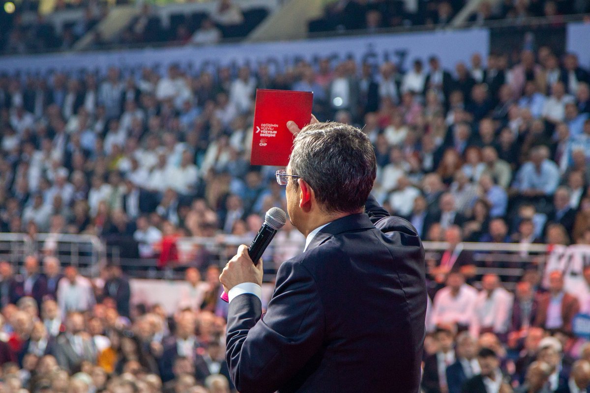 Cumhuriyetimizin 2'nci Yüzyılının ilk kurultayındayız...

"Biz ileri gitmezsek hiçbir yenilgi geride kalmayacak.

Bugün Türkiye'nin önü açılacak, CHP'nin ikinciliklere mahkumiyeti bitecek, Cumhuriyet Halk Partisi iktidara gelecek."