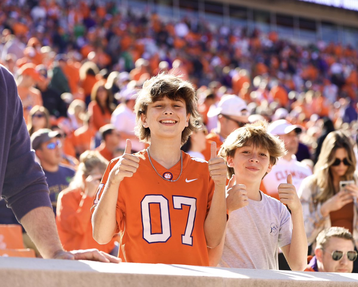 ClemsonUniv's tweet photo. Repost if you’re #AllIn! 🐅 👏 https://t.co/VsyAPTxQaa