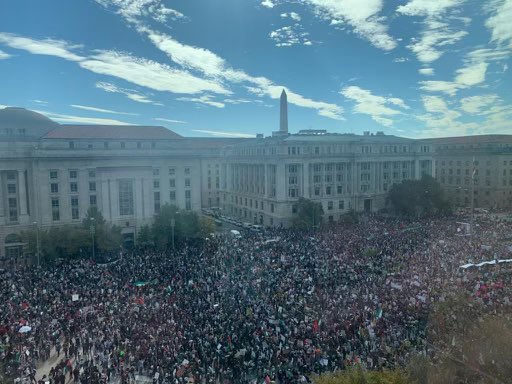 Incredible scene here at Freedom Plaza right now. As speeches kick off, tens of thousands prepare to #MarchOnWashington. 

In our thousands, in our millions WE ARE ALL PALESTINIAN 🇵🇸🇵🇸🇵🇸