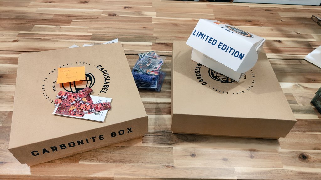 siononinho's tweet image. Merci à @Cardslabel pour cette réception du jour. 
Produits de qualités (je n&apos;en doutais pas trop vu les retours de la commu)👌

Et merci pour le cadeau 😉

C&apos;est parti pour le rangement
🔥🔥🔥

#BullsNation
#Cardsaddict
#NBACardsAddict
#thehobby