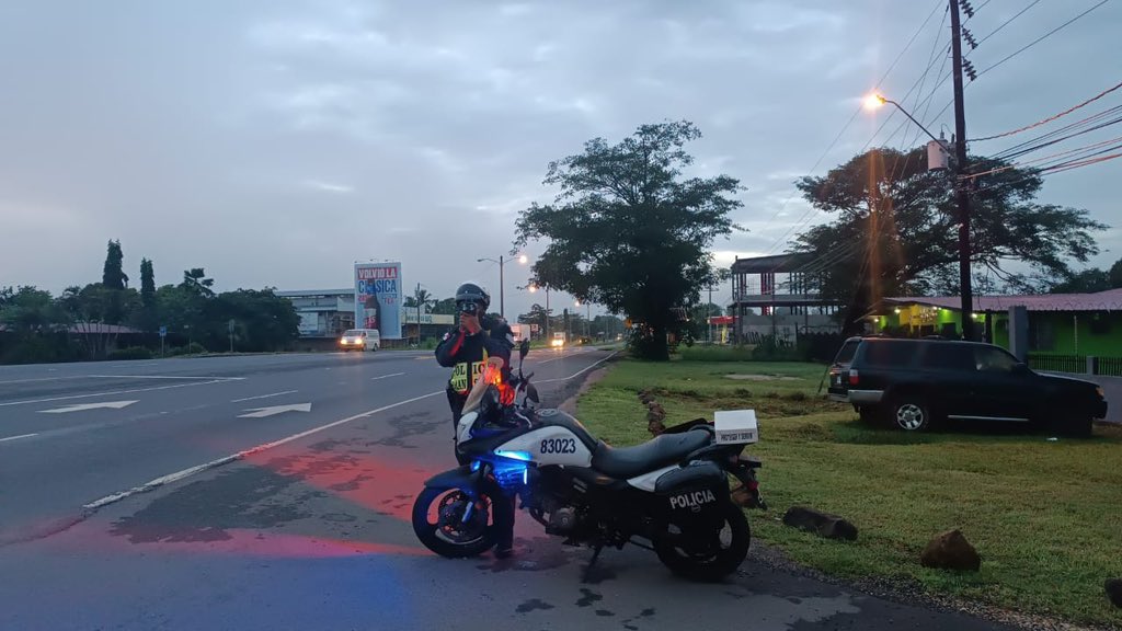 policiadepanama's tweet image. #Coclé | Unidades policiales realizan acciones preventivas de control de velocidad, a fin de disminuir los accidentes de tránsito. #ManejaSeguro