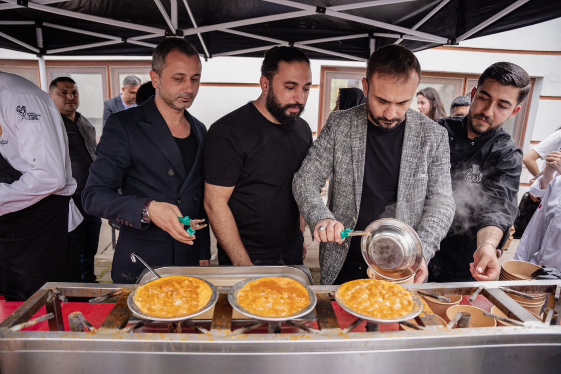 ‼️GASTROFER
➡️Öğrencilerimiz gastronominin bilim ve sanatsal boyutundan Beyran yapımı yanında  ontoloji ve epistemolojisini de öğrendiler. 400 kişiye ikram edildi.  Danışma kurulumuzdan Ahmet bey ve <a href="/CuUcuk/">Ceyhun Uçuk</a> fark yaratan etkinlik için teşekkür. <a href="/gaziantepUniv/">Gaziantep Üniversitesi</a> <a href="/varil_corba/">Varil Çorba</a>