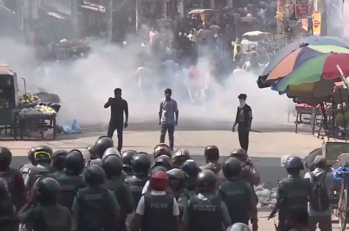 DrBrasilAcosta's tweet photo. Desastre en #Bangladesh después del cierre de más de 200 fábricas de la industria textil pertenecientes a varias marcas como Zara, H&amp;M y GAP. Los trabajadores se han puesto en huelga y han comenzado grandes manifestaciones pidiendo mejores salarios.

https://t.co/Bl5njCAenx https://t.co/e6Yge0qDu2