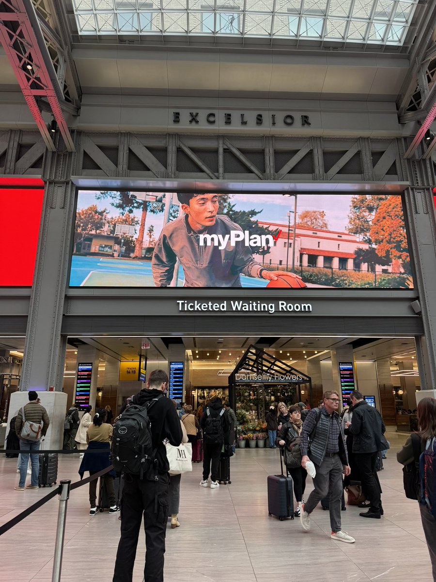 zoningwonk's tweet photo. Can one of these enormous screens be used as the train board https://t.co/kjnA1ACNZH