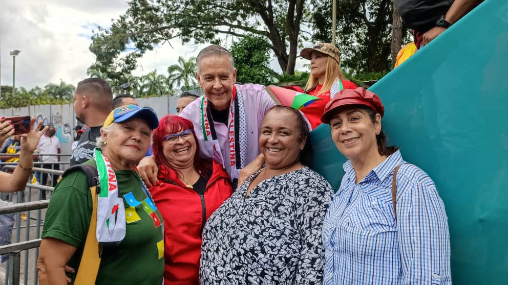 Gran marcha de solidaridad con Palestina, acompañados por el pueblo y la Vicepresidenta @delcyrodriguezv, rumbo al Gran Muro de Petare. Unidos por la paz de nuestros hermanos palestinos ¡Vamos! #5VecesSíPorMiEsequibo