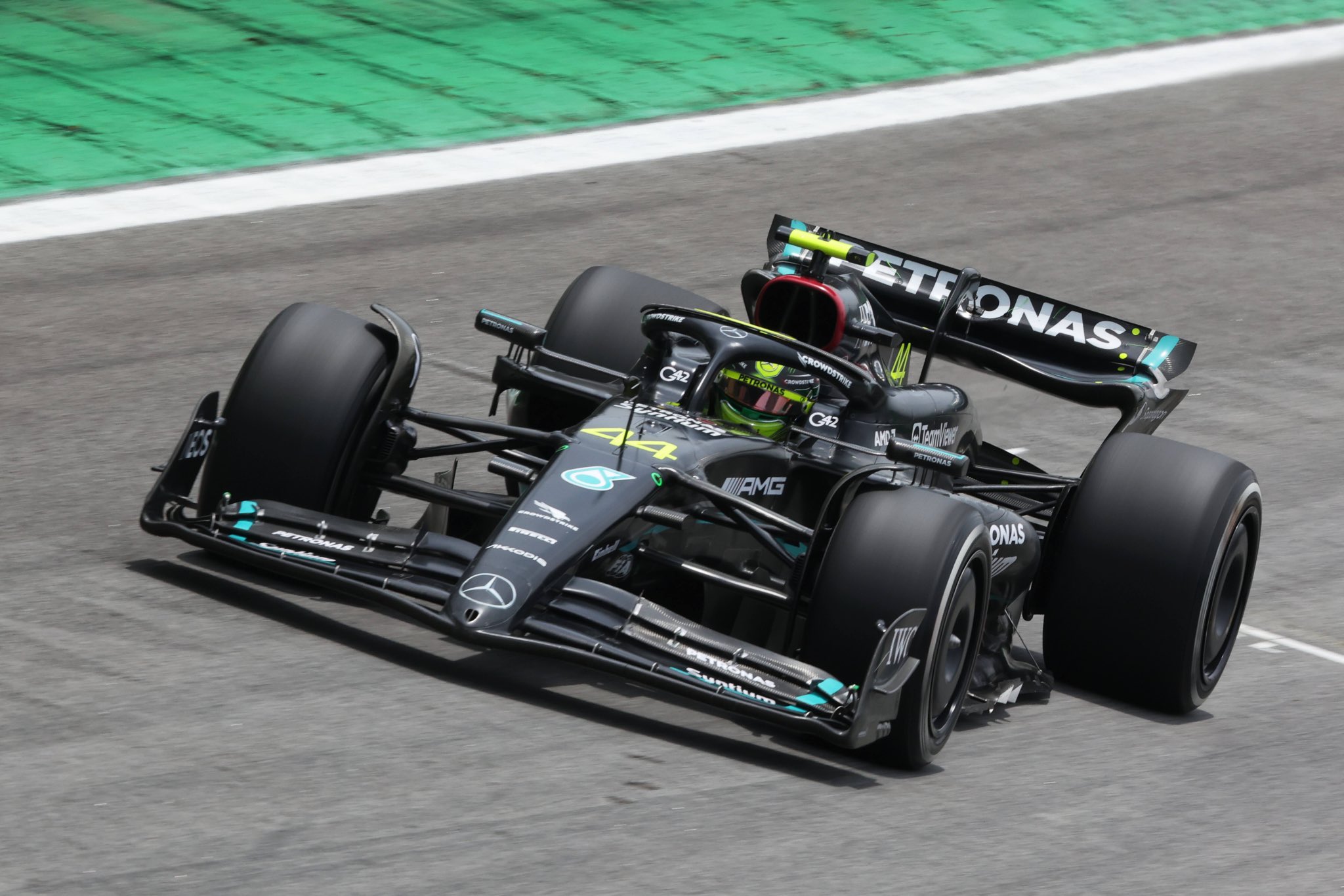 Mercedes-AMG PETRONAS F1 Team on X: Lap 1424: Gaps settling down after  that frantic start. George is P4, 1.5 seconds behind Checo. Lewis is P5,  2.5 ahead of Charles' Ferrari. t.cofgJsv02UfZ 