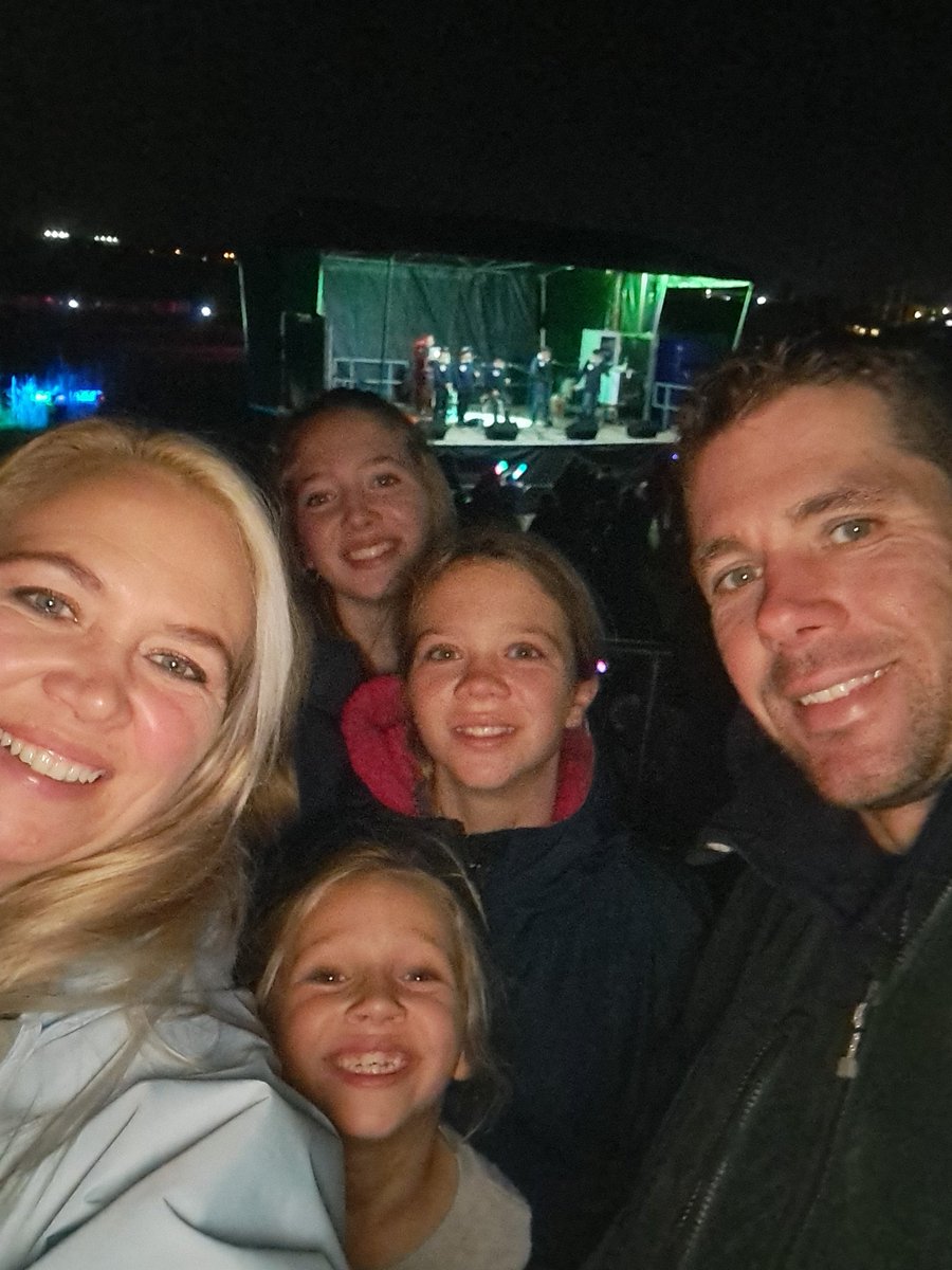 HorseyHelen2's tweet photo. #maldonfireworks

THECKSTON family :
Holly chloe Alice 
Helen and damian https://t.co/VP5ttXdG1d
